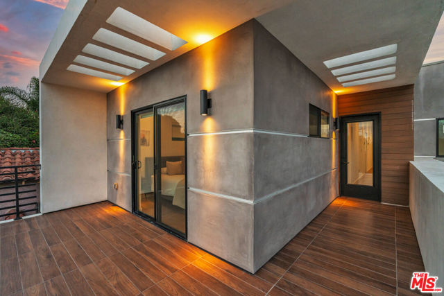 1622 S Mansfield Avenue, Los Angeles CA: https://media.crmls.org/mediaz/8d60ffe6-b49b-4369-a425-8258edd42231.jpg