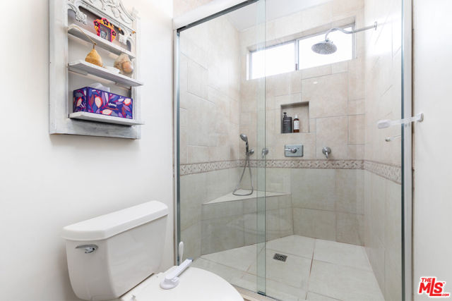933 17th Street, Santa Monica CA: https://media.crmls.org/mediaz/8d611ee0-2e5e-4bae-9e4f-460a9ecaae44.jpg