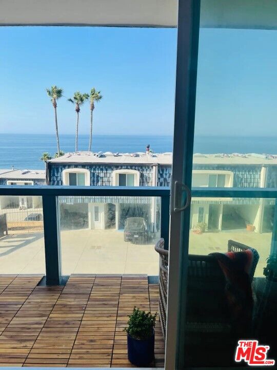 https://media.crmls.org/mediaz/8d61ce74-d376-4557-ab66-a3b409476096.jpg?preset=X-Large