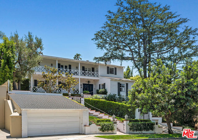 10428 Wyton Drive, Los Angeles CA: https://media.crmls.org/mediaz/8d61ff95-8c57-4200-9017-5a1553666a56.jpg