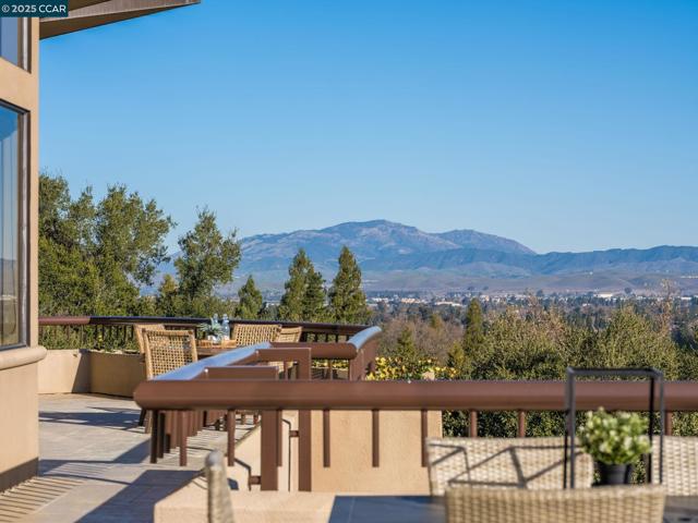 21 Deer Oaks Ct, Pleasanton CA: https://media.crmls.org/mediaz/8d639eb1-1177-4532-b50f-df26ffa5ae70.jpg