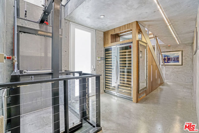2911 Ocean Front Walk, Venice CA: https://media.crmls.org/mediaz/8d6446ed-3b69-403f-a08c-99042a4d1954.jpg