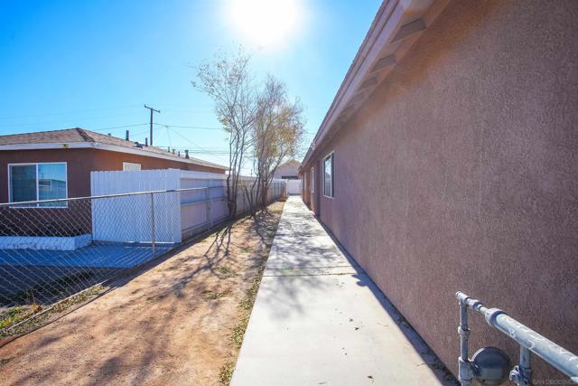 16475 Vine St, Hesperia, California 92345, ,Multi-Family,For Sale,Vine St,240025582SD