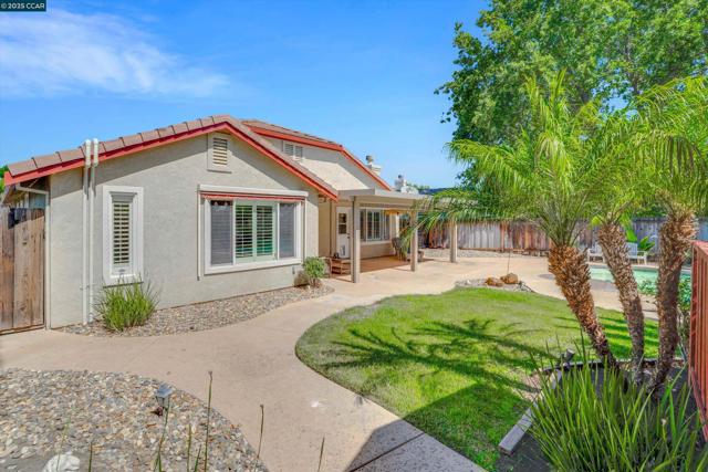 380 Claremont Dr, Brentwood CA: https://media.crmls.org/mediaz/8d657bf6-cda3-434d-9498-4c5c7d85f5cb.jpg