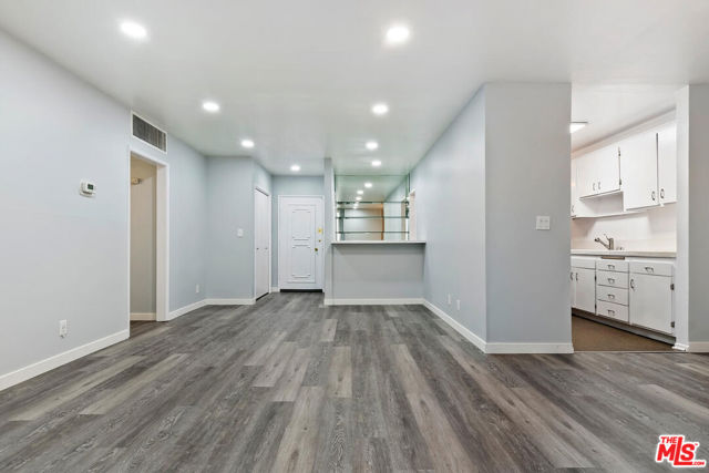 927 N Kings Road, West Hollywood CA: https://media.crmls.org/mediaz/8d65da62-700a-4356-a08e-26eb391e6ad7.jpg