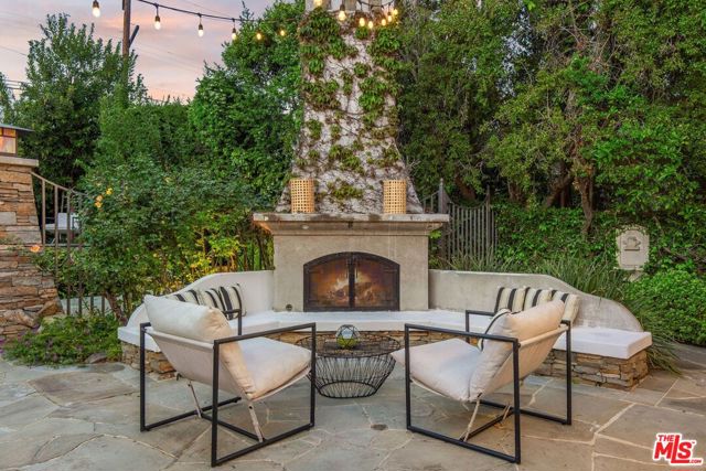 10155 Valley Spring Lane, Toluca Lake CA: https://media.crmls.org/mediaz/8d65ee7f-5708-4ed5-aade-0b26c6095b2f.jpg