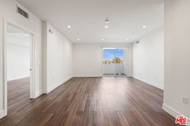 4909 Rosewood Avenue, Los Angeles CA: https://media.crmls.org/mediaz/8d660ee9-ce12-42c8-96dc-339297db34f3.jpg