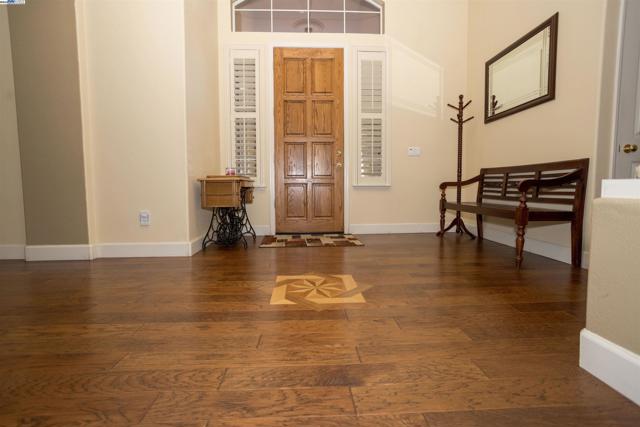 5090 Archcrest Way, Sacramento CA: https://media.crmls.org/mediaz/8d6615d4-8fe8-4f15-9062-a47c709de439.jpg