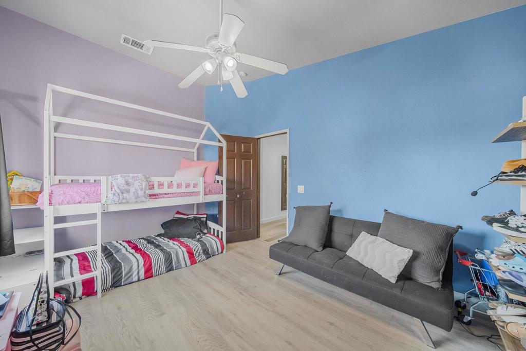 https://media.crmls.org/mediaz/8d664eba-60ce-4f9d-9794-6b310a8788cf.jpg?preset=X-Large