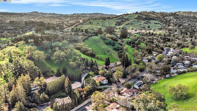 1592 SPRINGBROOK RD, Walnut Creek CA: https://media.crmls.org/mediaz/8d6670bb-3173-4f78-821a-044118d694d3.jpg