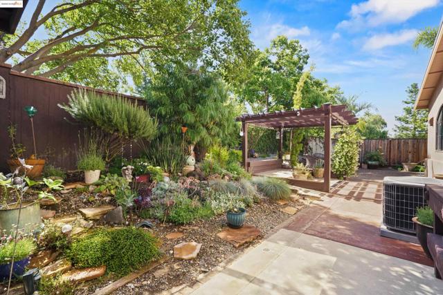 379 Yukon Way, Livermore CA: https://media.crmls.org/mediaz/8d67144f-b6a8-40aa-b786-44667307408b.jpg