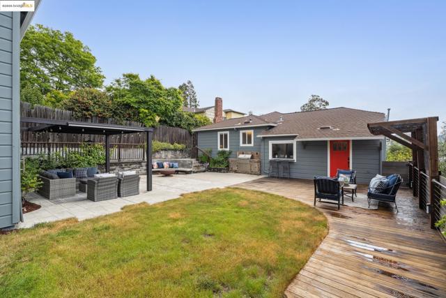 6951 Chambers Dr, Oakland CA: https://media.crmls.org/mediaz/8d67e2a7-09e3-4577-b627-11240ac36b66.jpg