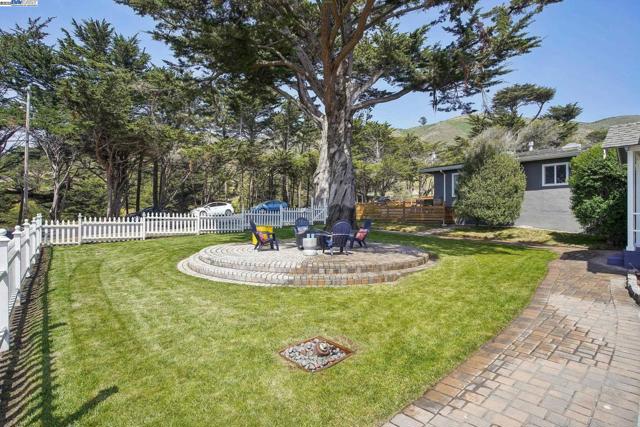 400 Paloma Ave, Pacifica CA: https://media.crmls.org/mediaz/8d68a244-8e8a-472d-948a-e563518e41c2.jpg
