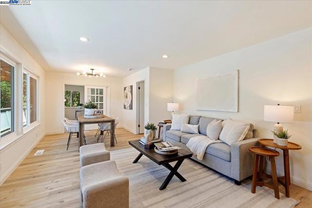 21 Muth Dr, Orinda CA: https://media.crmls.org/mediaz/8d6930ba-4194-4405-9292-c17d8fa0448d.jpg
