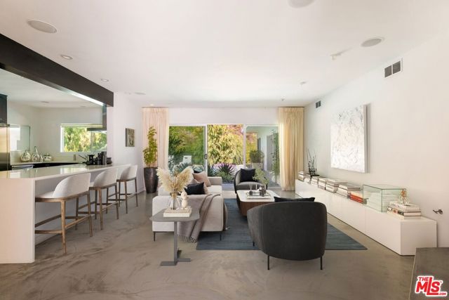 11115 Dona Pegita Drive, Studio City CA: https://media.crmls.org/mediaz/8d69d19f-1b71-42a7-9736-250cccc233ce.jpg