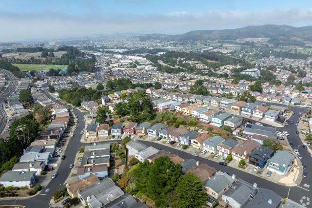 69 Plymouth Circle, Daly City CA: https://media.crmls.org/mediaz/8d6aa46b-2508-4cad-8d9f-d6c6e80f559c.jpg