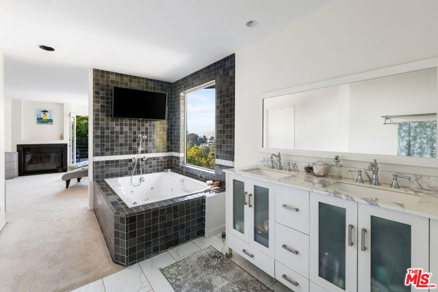 7265 Caverna Drive, Los Angeles CA: https://media.crmls.org/mediaz/8d6aecfc-95ac-43f2-94d9-72864046ffde.jpg