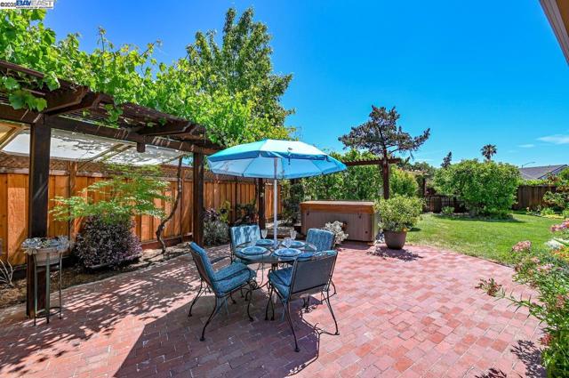 6701 Taffy Ct, Pleasanton CA: https://media.crmls.org/mediaz/8d6b846a-5213-4659-bbca-0fd3db12fdd1.jpg