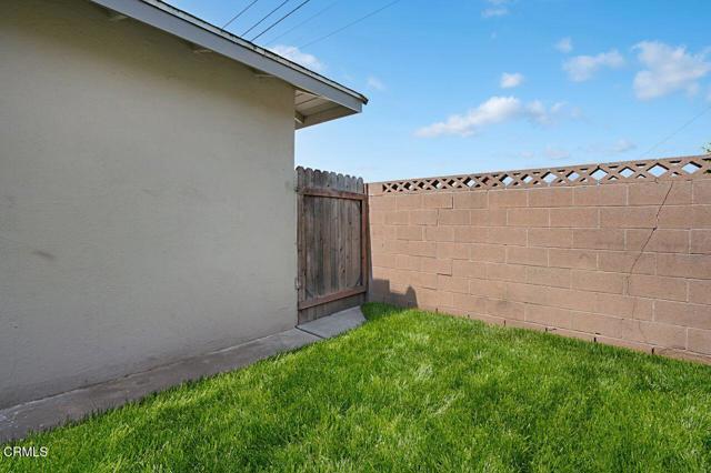 1127 Douglas Avenue, Oxnard CA: https://media.crmls.org/mediaz/8d6b889c-66ab-470b-a1ed-ee26b7a6f60f.jpg