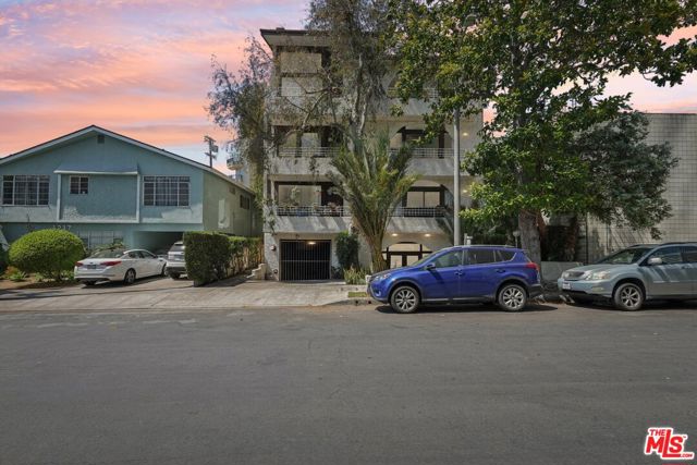 1209 Amherst Avenue, Los Angeles CA: https://media.crmls.org/mediaz/8d6dcedc-658b-4545-bf72-3b98b3b6b80e.jpg