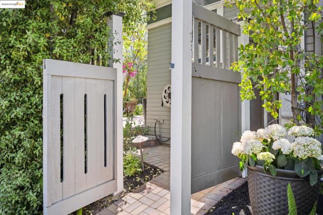 1042 Santa Clara Ave, Alameda CA: https://media.crmls.org/mediaz/8d6edb96-c991-471a-8cb2-1a173efd812a.jpg