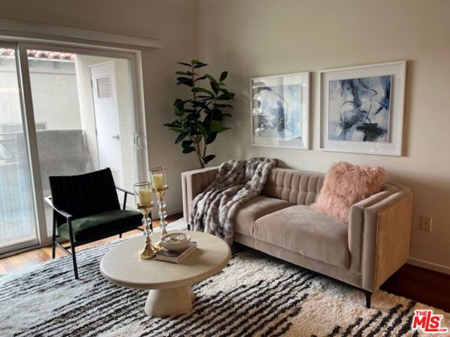 906 S Serrano Avenue, Los Angeles CA: https://media.crmls.org/mediaz/8d6f5437-f860-49bc-b41d-562c6e0193e9.jpg