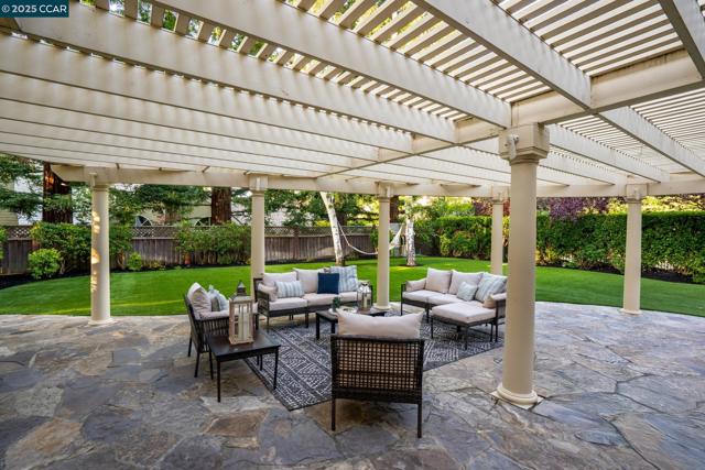 3284 Blackhawk Meadow Dr, Danville CA: https://media.crmls.org/mediaz/8d701da0-2220-4331-b0bd-153df33e3a00.jpg