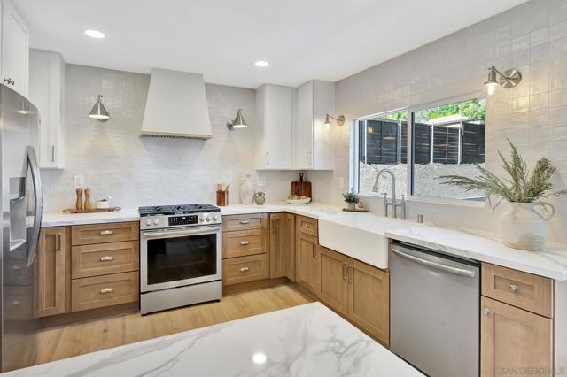 11384 Almazon St, San Diego CA: https://media.crmls.org/mediaz/8d703b64-34df-40a3-bf00-05b8d710a8ae.jpg