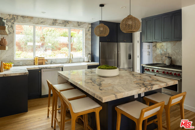 4039 Fairway Boulevard, View Park CA: https://media.crmls.org/mediaz/8d7049fe-7895-4bb9-9e83-55e81fe0da98.jpg