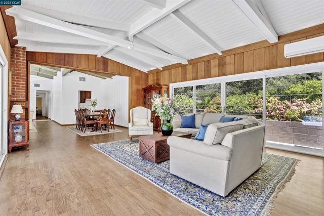 18 Van Tassel Ln, Orinda CA: https://media.crmls.org/mediaz/8d7064a0-ccc7-4190-8183-743904d710d1.jpg