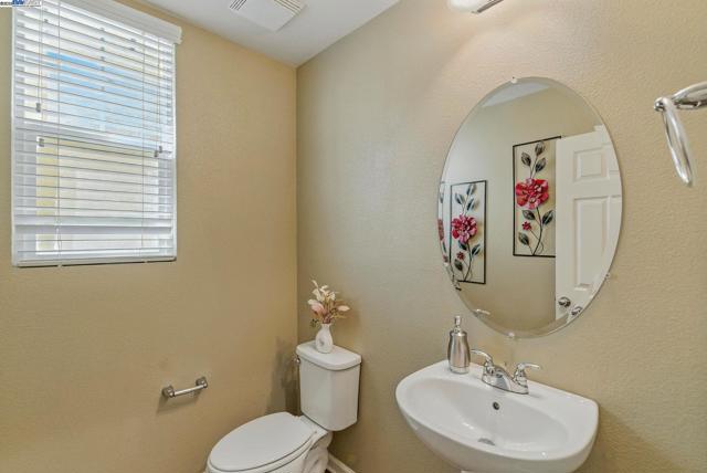 841 Fan Palm Ln, Brentwood CA: https://media.crmls.org/mediaz/8d706576-e33d-4b41-a1d3-65b5ccc6ada5.jpg