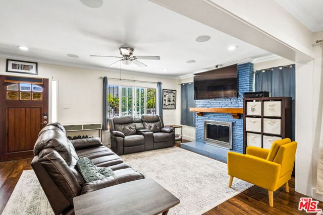 5342 Lemon Grove Avenue, Los Angeles CA: https://media.crmls.org/mediaz/8d70c985-ec35-4d52-90bd-d8507dbc1eef.jpg