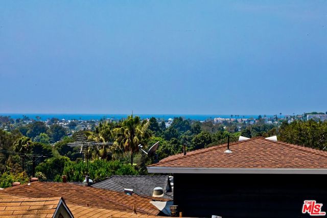 3201 Maplewood Avenue, Los Angeles CA: https://media.crmls.org/mediaz/8d70ee11-bc0d-4699-a11a-ff3f17cd5e65.jpg