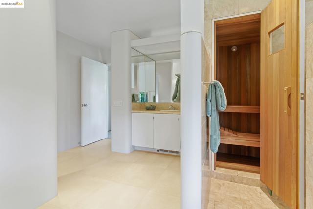 20 Ascot Ct, Oakland CA: https://media.crmls.org/mediaz/8d714b01-432b-4808-94bc-9f8c84e11868.jpg