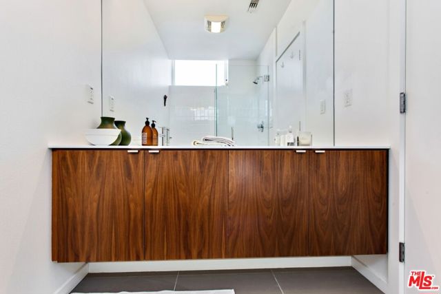 140 S Gramercy Place, Los Angeles CA: https://media.crmls.org/mediaz/8d71c7bc-3534-4721-90d2-e1f9259fbc3c.jpg