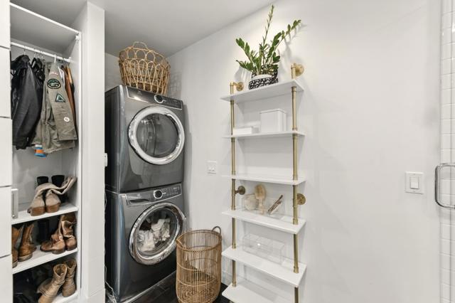543 8th Avenue, Menlo Park CA: https://media.crmls.org/mediaz/8d722542-87d6-44ba-a191-d0d6ae128c6a.jpg