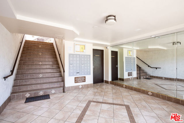 2721 2nd Street, Santa Monica CA: https://media.crmls.org/mediaz/8d73e5c3-d9e9-46c0-8269-1d470b03c44b.jpg