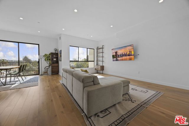 1515 S Holt Avenue, Los Angeles CA: https://media.crmls.org/mediaz/8d746862-56cf-4304-b620-0d87988cd199.jpg