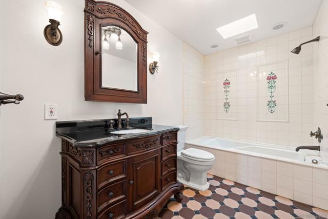 2104 Diamond St, San Diego CA: https://media.crmls.org/mediaz/8d74b597-6a5d-4ea4-ac78-496b0b3a5c72.jpg