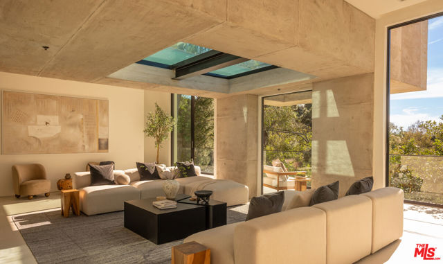 12752 Mulholland Drive, Beverly Hills CA: https://media.crmls.org/mediaz/8d74ebdb-ebc8-48fe-8cf8-2a49af533cc0.jpg