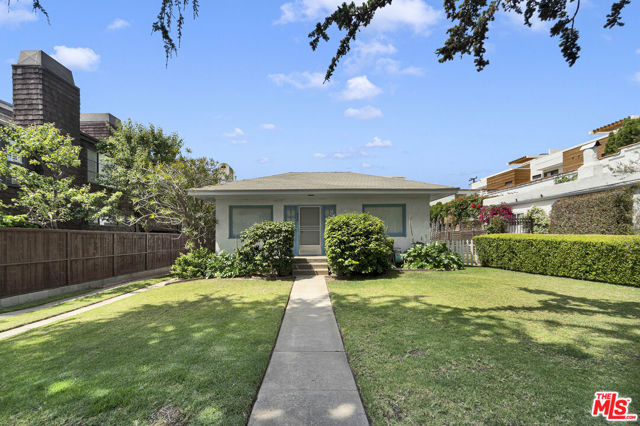 938 15th Street, Santa Monica CA: https://media.crmls.org/mediaz/8d754514-94a6-440e-88ff-558f6a8d28e0.jpg