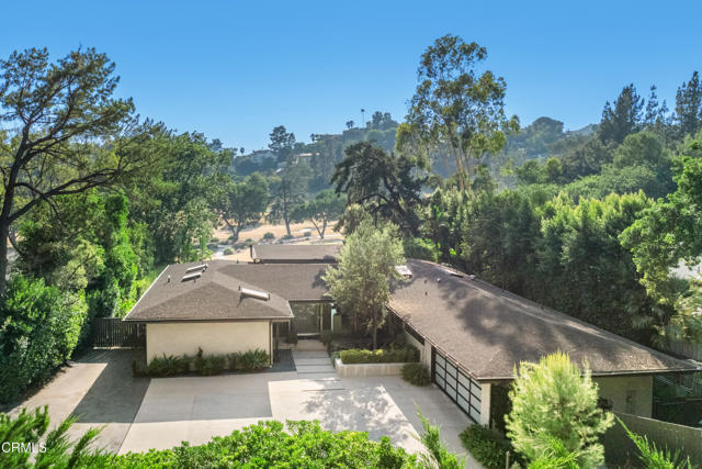 1240 Chateau Road, Pasadena CA: https://media.crmls.org/mediaz/8d760763-9af0-4cd4-9068-95554e44e18e.jpg