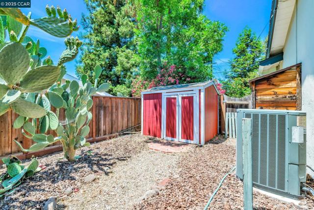 49 Terra Bella Dr, Walnut Creek CA: https://media.crmls.org/mediaz/8d761602-2c79-494c-9b3e-f25cde255a60.jpg