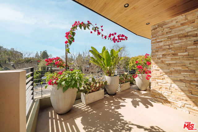 366 Huntley Drive, West Hollywood CA: https://media.crmls.org/mediaz/8d76d95b-5ffa-4dc6-b214-8f956ecfc611.jpg