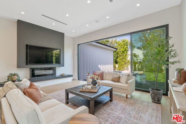 5522 Buffalo Avenue, Sherman Oaks CA: https://media.crmls.org/mediaz/8d77053b-1d9a-405e-9210-9b68c08400a6.jpg