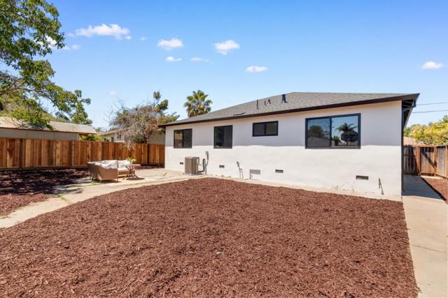 120 Abelia Way, East Palo Alto CA: https://media.crmls.org/mediaz/8d774eb9-a710-4edf-9204-1eb28494ecd9.jpg