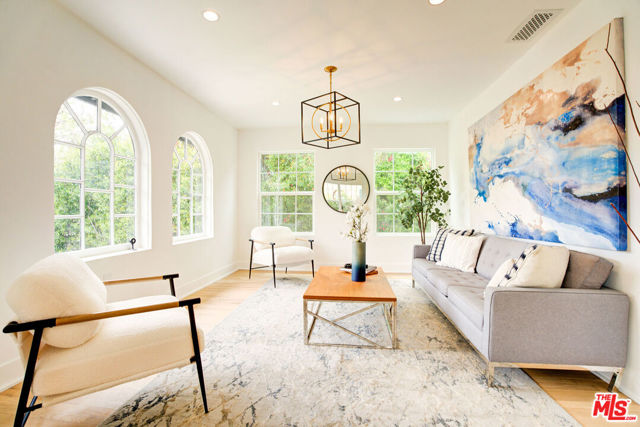 1027 S Lucerne Boulevard, Los Angeles CA: https://media.crmls.org/mediaz/8d77c8ff-98bf-41c0-8f2f-f9a0461489b2.jpg