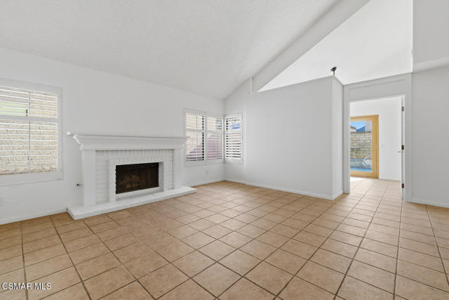 15494 Kernvale Avenue, Moorpark CA: https://media.crmls.org/mediaz/8d78b9c0-fbdc-4ec9-a1d6-9f6e499cf3da.jpg