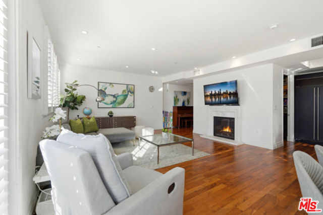 4661 Wilshire Boulevard, Los Angeles CA: https://media.crmls.org/mediaz/8d79092b-b076-4e93-aaed-b345ed844b1f.jpg