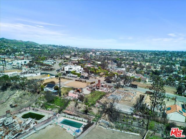 641 Lachman Lane, Pacific Palisades CA: https://media.crmls.org/mediaz/8d7934fe-87e7-4b5d-af90-0de5303fe541.jpg